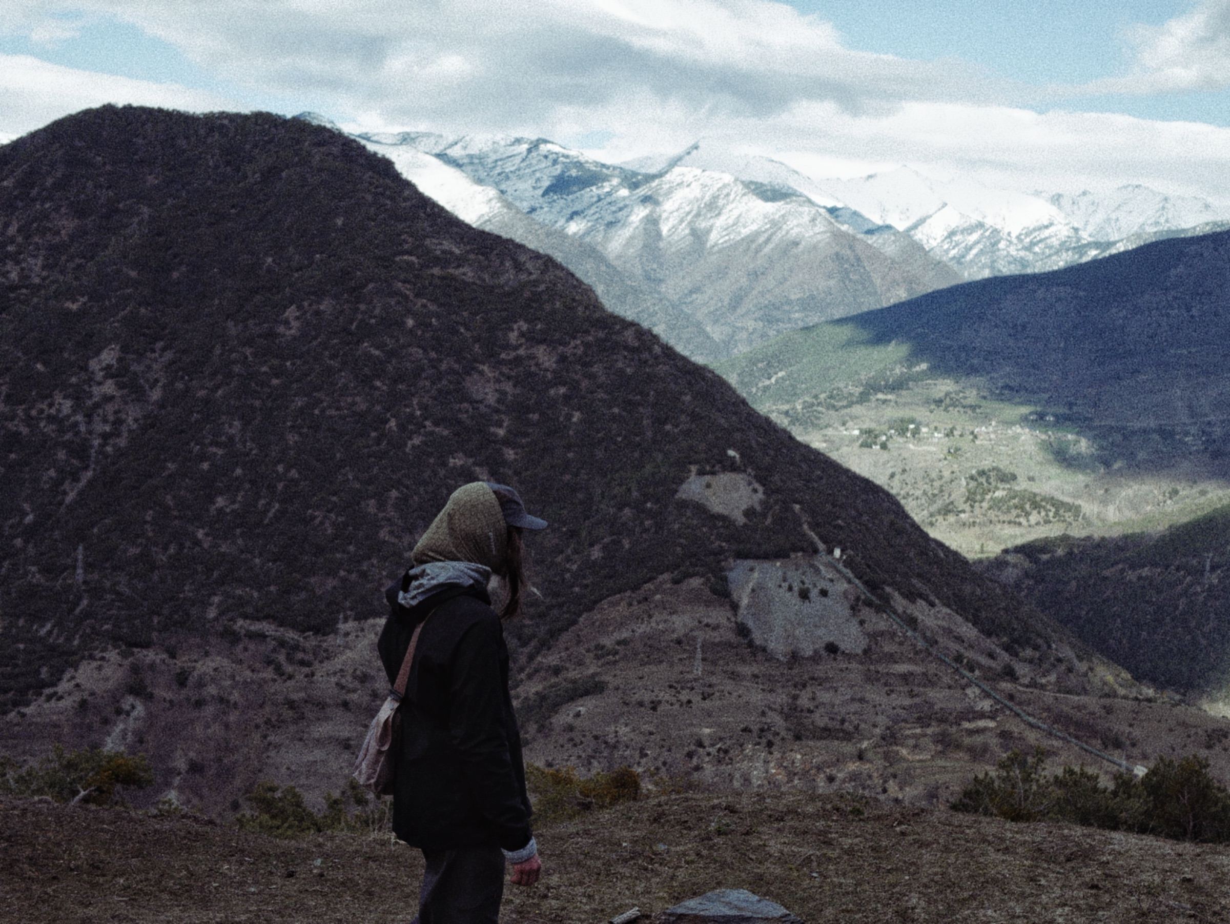 Persona mirando el valle desde la montaña
